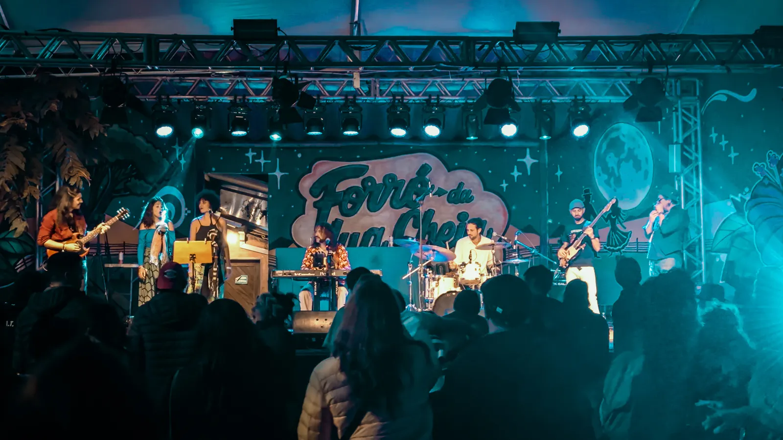 Palco e público em show dos Irmãos McCoy